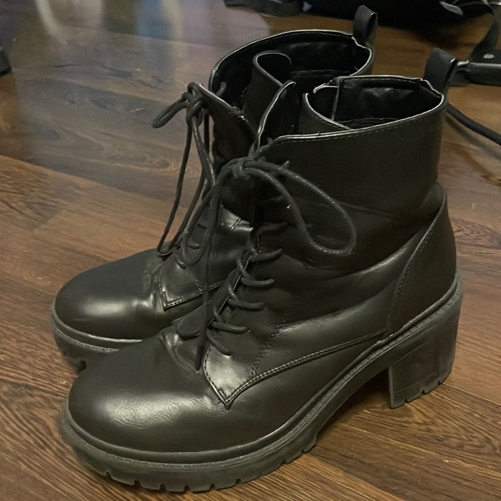 Combat boots